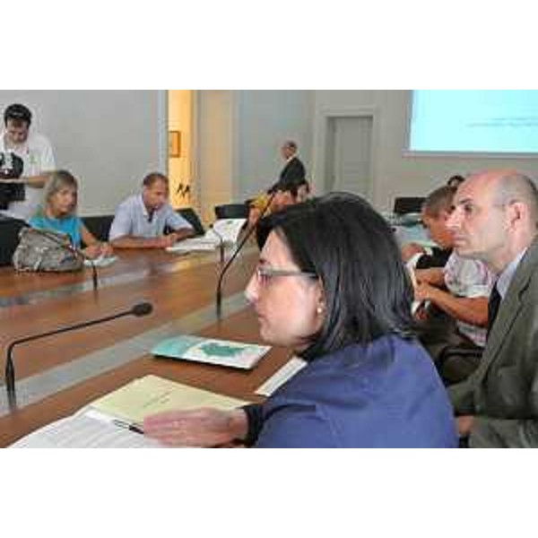 Sara Vito (Assessore regionale Ambiente) e Fabrizio Longoni (Direttore Centro nazionale coordinamento RAEE) alla presentazione del "Dossier sulla gestione dei RAEE-Rifiuti da Apparecchiature Elettriche ed Elettroniche in FVG - Anno 2012". (Trieste 22/07/13)