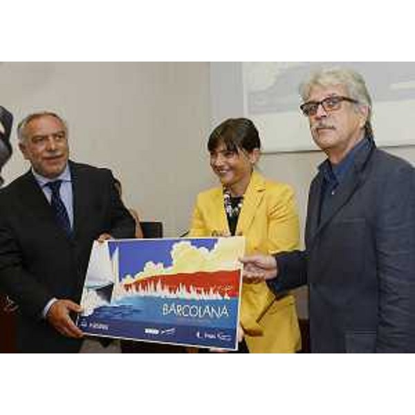 Vincenzo Spina (Presidente Società velica Barcola e Grignano), Debora Serracchiani (Presidente Friuli Venezia Giulia) e Giampaolo Amstici (Autore manifesto) alla presentazione del manifesto della 45a "Barcolana". (Trieste 23/07/13)