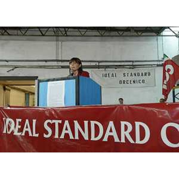 Debora Serracchiani (Presidente Friuli Venezia Giulia) interviene all'assemblea aperta convocata contro la chiusura dello stabilimento Ideal Standard. [Orcenico di Zoppola (PN) 24/07/13]