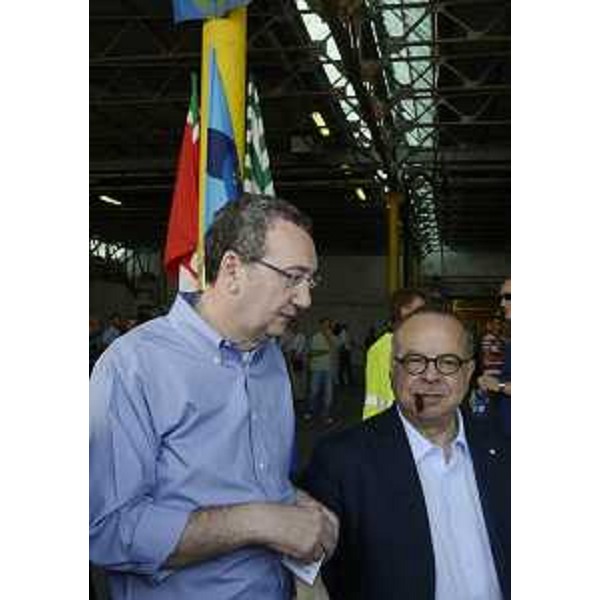 Sergio Bolzonello (Vicepresidente FVG e assessore regionale Attività produttive) e Michelangelo Agrusti (Presidente Unione Industriali Pordenone) all'assemblea aperta convocata contro la chiusura dello stabilimento Ideal Standard. [Orcenico di Zoppola (PN) 24/07/13]