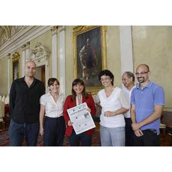 Debora Serracchiani (Presidente Friuli Venezia Giulia) con Guido Vitale (Coordinatore Dipartimenti informazione e cultura UCEI-Unione Comunità Ebraiche Italiane, direttore Pagine ebraiche) e alcuni giornalisti della redazione di Pagine ebraiche. (Trieste 24/07/13)