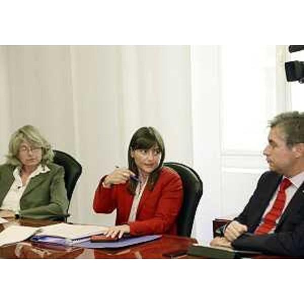 Debora Serracchiani (Presidente Friuli Venezia Giulia), tra Marina Monassi (Presidente Autorità portuale Trieste) e Francesco Peroni (Assessore regionale Finanze, Patrimonio, Programmazione) durante l'incontro per fare il punto sulle prospettive aperte dalla proposta di Arvedi per la Ferriera di Servola. (Trieste 24/07/13)