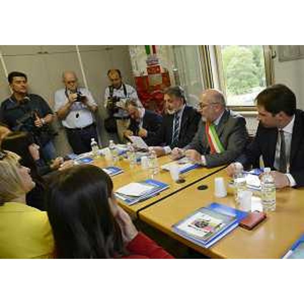 Incontro tra D.Serracchiani (Presidente Friuli Venezia Giulia) e T.Komel (Ministro Sloveni d'Oltreconfine e nel Mondo), con D.Del Medico e R.Mattelig (Presidente e direttore Unione Emigranti sloveni FVG), G.Marchiol (Sindaco Lusevera) e C.Shaurli (Consigliere regionale). [Lusevera (Bardo) 24/07/13]