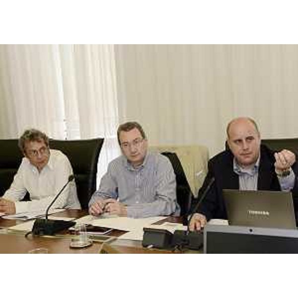 Sergio Bolzonello (Vicepresidente FVG e asessore regionale Attività produttive, Risorse rurali, agroalimentari e forestali), tra Giulio Lauri e Vittorino Boem (Vicepresidente e presidente IV Commissione consiliare), in Consiglio regionale. (Trieste 25/07/13)