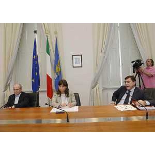 Tiziano Treu (Consulente O-I Manufacturing Italy), Debora Serracchiani (Presidente Friuli Venezia Giulia) e Massimo Noviello (Presidente cda O-I Manufacturing Italy) nella sede della Regione. (Trieste 26/07/13)