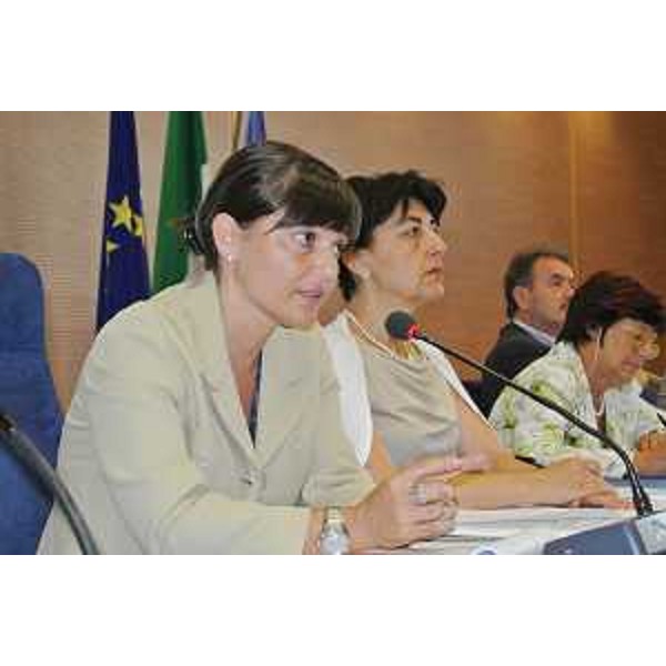 Debora Serracchiani (Presidente Friuli Venezia Giulia) interviene nel confronto tra amministratori regionali e degli Enti locali sul Patto di stabilità e sul Decreto "Fare". (Udine 29/07/13)