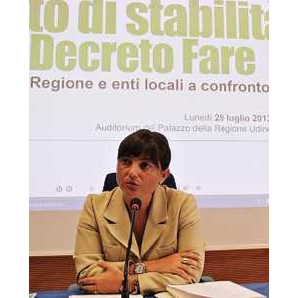 Debora Serracchiani (Presidente Friuli Venezia Giulia) interviene nel confronto tra amministratori regionali e degli Enti locali sul Patto di stabilità e sul Decreto "Fare". (Udine 29/07/13)