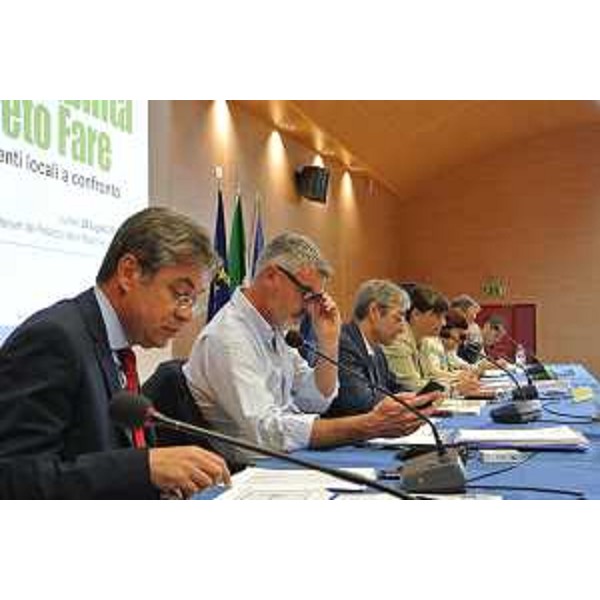 Tavolo dei relatori al confronto tra amministratori regionali e degli Enti locali sul Patto di stabilità e sul Decreto "Fare". (Udine 29/07/13)