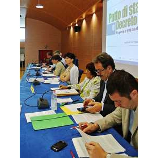 Tavolo dei relatori al confronto tra amministratori regionali e degli Enti locali sul Patto di stabilità e sul Decreto "Fare". (Udine 29/07/13)