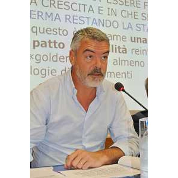 Paolo Panontin (Assessore regionale Autonomie locali) interviene su "Il Patto Regione-Enti locali: sinergie per un'autonomia consapevole" nel corso del confronto tra amministratori regionali e degli Enti locali sul Patto di stabilità e sul Decreto "Fare". (Udine 29/07/13)