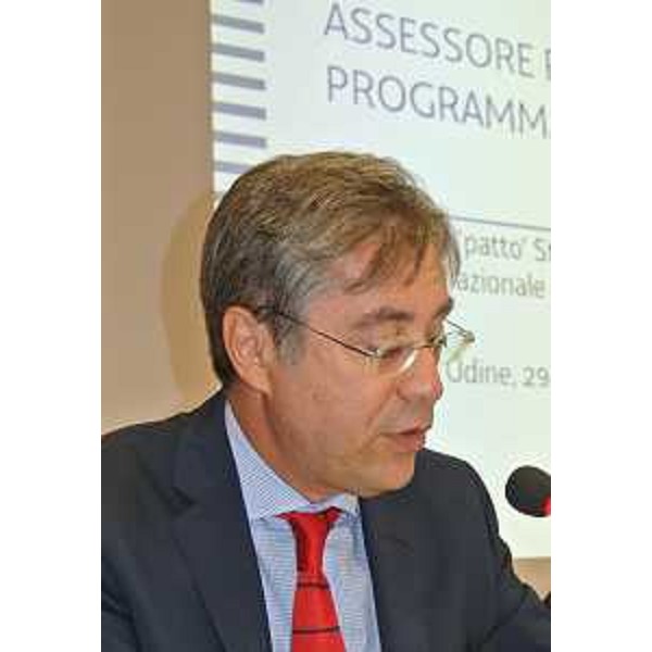 Francesco Peroni (Assessore regionale Finanze, Patrimonio, Programmazione) interviene su "Il Patto Stato-Regione tra specialità e solidarietà nazionale" nel corso del confronto tra amministratori regionali e degli Enti locali sul Patto di stabilità e sul Decreto "Fare". (Udine 29/07/13)