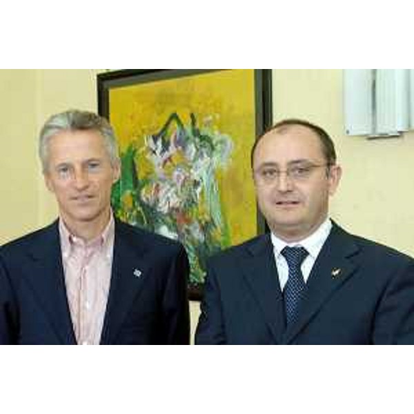 Riccardo Illy (Presidente Regione Friuli Venezia Giulia) con Loris Munaro (nuovo Comandante provinciale dei Vigili del Fuoco di Trieste) ritratti in occasione del loro incontro. (Trieste 23/04/07)