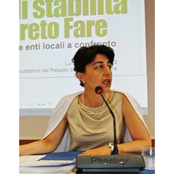 Mariagrazia Santoro (Assessore regionale Pianificazione territoriale e Lavori pubblici) interviene su "Opere pubbliche: i contributi regionali per continuare ad investire" nel corso del confronto tra amministratori regionali e degli Enti locali sul Patto di stabilità e sul Decreto "Fare". (Udine 29/07/13)