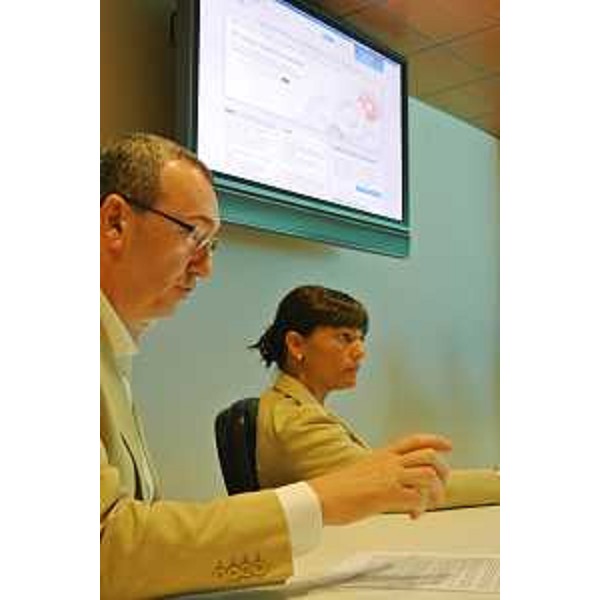 Sergio Bolzonello (Vicepresidente FVg e assessore regionale Attività produttive) e Debora Serracchiani (Presidente Friuli Venezia Giulia) alla presentazione del portale "SUAP in rete". (Udine 29/07/13)
