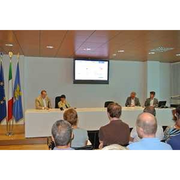 Sergio Bolzonello (Vicepresidente FVg e assessore regionale Attività produttive) e Debora Serracchiani (Presidente Friuli Venezia Giulia) alla presentazione del portale "SUAP in rete". (Udine 29/07/13)