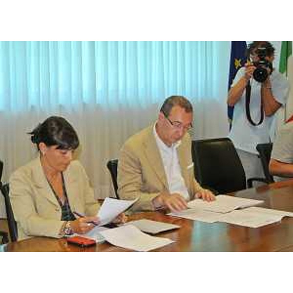 Debora Serracchiani (Presidente Friuli Venezia Giulia) e Sergio Bolzonello (Vicepresidente FVG e assessore regionale Attività produttive) durante l'incontro con i vertici di Confartigianato, URES-Unione Regionale Economica Slovena e CNA-Confederazione Nazionale Artigianato e PMI. (Udine 29/07/13)