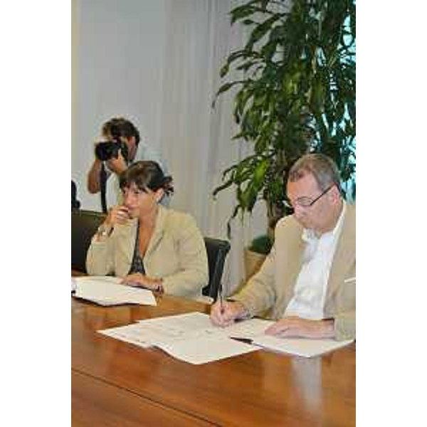 Debora Serracchiani (Presidente Friuli Venezia Giulia) e Sergio Bolzonello (Vicepresidente FVG e assessore regionale Attività produttive) durante l'incontro con i vertici di Confartigianato, URES-Unione Regionale Economica Slovena e CNA-Confederazione Nazionale Artigianato e PMI. (Udine 29/07/13)