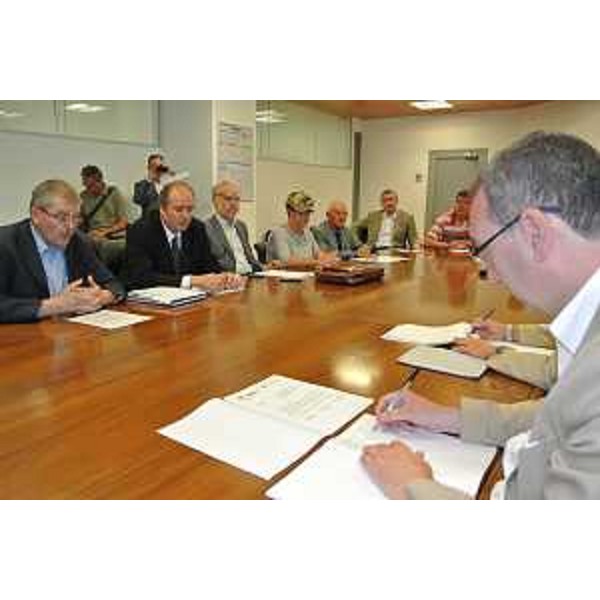 Sergio Bolzonello (Vicepresidente FVG e assessore regionale Attività produttive) e Graziano Tilatti (Presidente Confartigianato FVG) insieme ai vertici di URES-Unione Regionale Economica Slovena e CNA-Confederazione Nazionale Artigianato e PMI. (Udine 29/07/13)