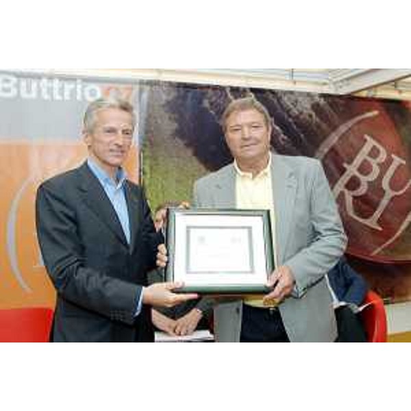 Riccardo Illy (Presidente Regione Friuli Venezia Giulia) con Zahar in occasione della premiazione dei migliori campioni di olio extravergine di oliva prodotti nel Friuili Venezia Giulia, tenutasi alla Fiera Regionale dei vini di Buttrio. (Buttrio 27/04/07)