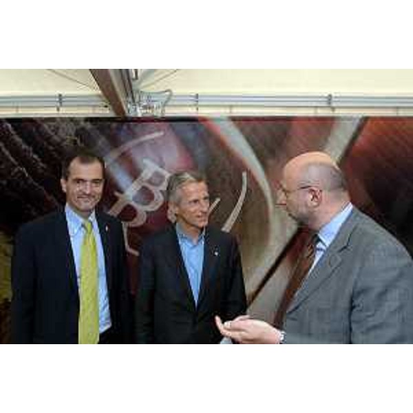 Riccardo Illy (Presidente Regione Friuli Venezia Giulia) con Enrico Bertossi (Assessore regionale alle attività produttive) e Bertolini alla Fiera Regionale dei vini di Buttrio. (Buttrio 27/04/07)