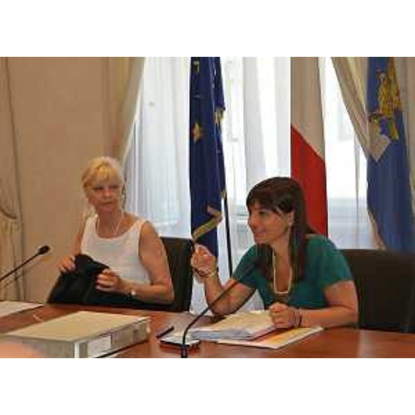 Debora Serracchiani (Presidente Friuli Venezia Giulia) e Silvia Altran (Sindaco Monfalcone) al tavolo sul porto di Monfalcone. (Trieste, 06/08/13)
