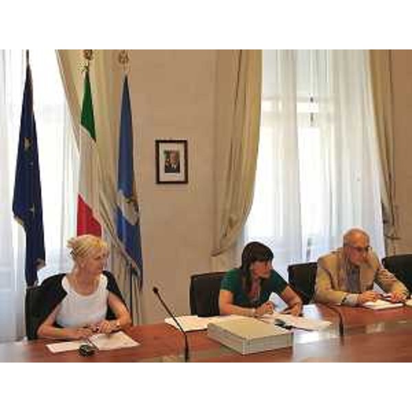 Debora Serracchiani (Presidente Friuli Venezia Giulia), Silvia Altran (Sindaco Monfalcone) e Dario Danese (direttore centrale Infrastrutture, Mobilità, Pianificazione territoriale e Lavori pubblici) al tavolo sul porto di Monfalcone. (Trieste, 06/08/13)
