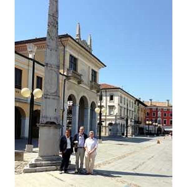 Gianni Torrenti (assessore regionale Cultura, Sport e Relazioni internazionali) con amministratori comunali. (Palmanova, 06/08/13)