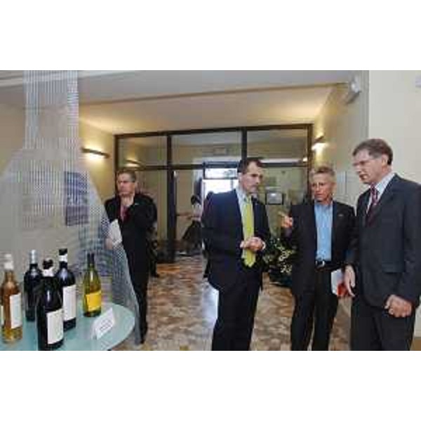 Riccardo Illy (Presidente Regione Friuli Venezia Giulia) con Bertolini e Pezzarini alla Fiera Regionale dei vini di Buttrio. (Buttrio 27/04/07)