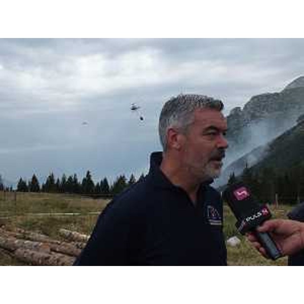 Paolo Panontin (Assessore regionale Protezione civile) durante il sopralluogo nell’area dell’incendio. (Valcanale-Canal del Ferro, 09/08/13)