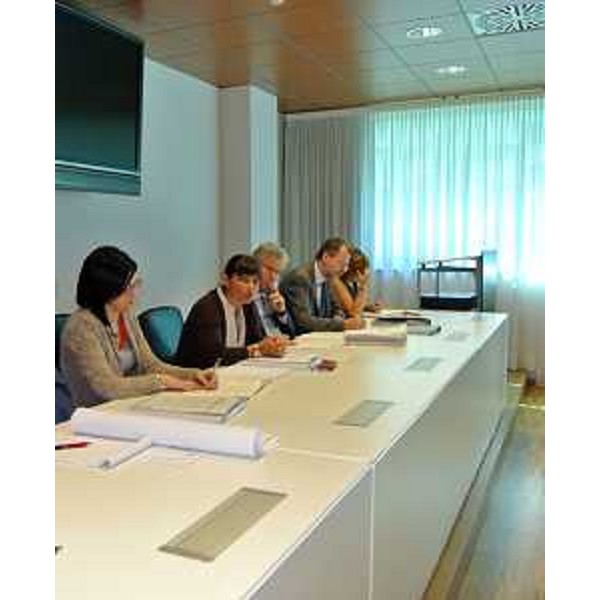 Debora Serracchiani (Presidente Friuli Venezia Giulia) e Sara Vito (assessore regionale all’Ambiente, Energia e Montagna) durante l’incontro sull’elettrodotto Redipuglia-Udine Ovest. (Udine. 12/08/13)