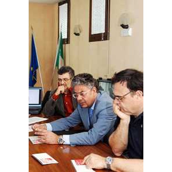 Roberto Antonaz (Assessore regionale all’istruzione, cultura, sport e pace) con Giovanni Zanolin (Assessore comunale alle politiche sociali.) alla presentazione della prima Conferenza regionale sull'Immigrazione. (Pordenone 28/04/07)