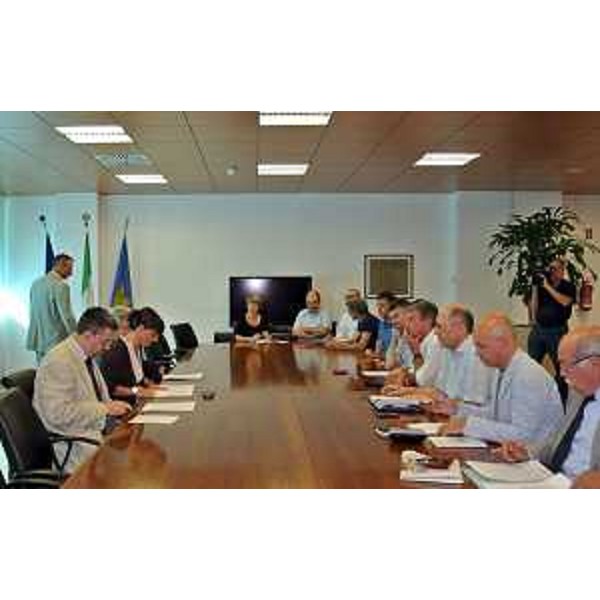 Il tavolo dell’incontro tra Debora Serracchiani (Presidente Friuli Venezia Giulia) ed i rappresentanti sindacali di Hypo Alpe Adria Bank. (Udine. 12/08/13)