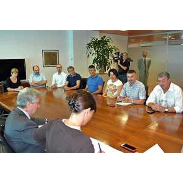 Debora Serracchiani (Presidente Friuli Venezia Giulia) al tavolo dell’incontro con i rappresentanti sindacali di Hypo Alpe Adria Bank. (Udine. 12/08/13)