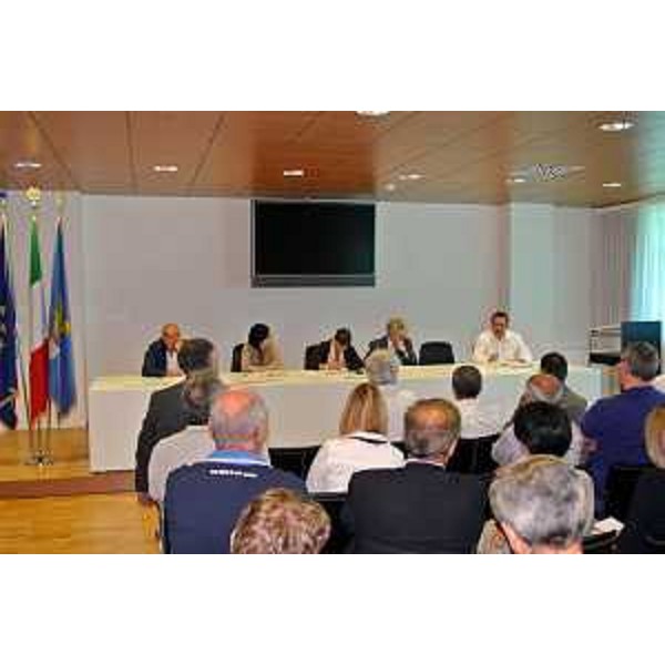 Il tavolo dell’incontro sull’Alta Velocità/Alta Capacità ferroviaria. (Udine. 12/08/13)