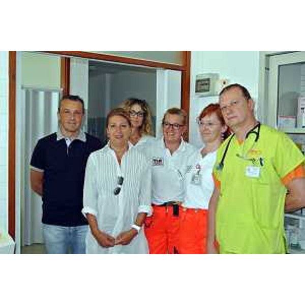 Maria Sandra Telesca (assessore regionale Salute e Politiche sociali) con Franco Cominotto (responsabile pronto soccorso Lignano) ed il personale sanitario della struttura. (Lignano Sabbiadoro, 16/08/13)