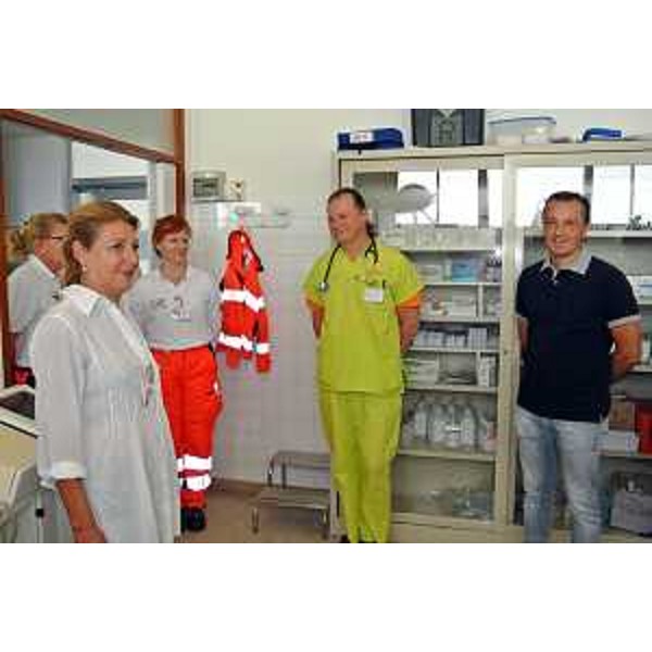 Maria Sandra Telesca (assessore regionale Salute e Politiche sociali) con Franco Cominotto (responsabile pronto soccorso Lignano) ed il personale sanitario della struttura. (Lignano Sabbiadoro, 16/08/13)
