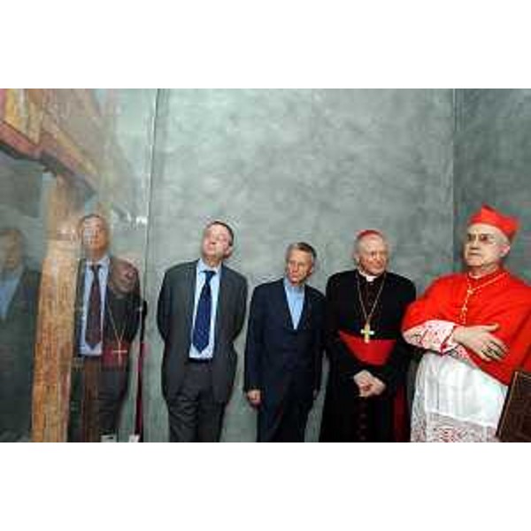 Riccardo Illy (Presidente Regione Friuli Venezia Giulia) con Alessandro Tesini (Presidente del Consiglio Regionale), il card. Tarcisio Bertone (Segretario di Stato Vaticano) e il monsignor Pietro Brollo (Vescovo di Udine) in occasione dell'inaugurazione a Illegio della mostra su "Apocalisse". (Illegio (Tolmezzo) 28/04/07)