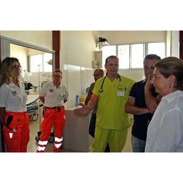 Maria Sandra Telesca (assessore regionale Salute e Politiche sociali) con Franco Cominotto (responsabile pronto soccorso Lignano) ed il personale sanitario della struttura. (Lignano Sabbiadoro, 16/08/13)