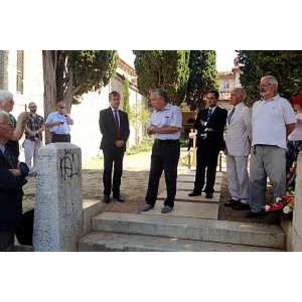 Pola, 18/08/2013. Francesco Peroni ( assessore regionale Finanze) durante il discorso di Fabrizio Radin ( presidente Comunità Italiani di Pola), in occasione della cerimonia in ricordo dell'eccidio di Vergarolla del 18 agosto 1946 