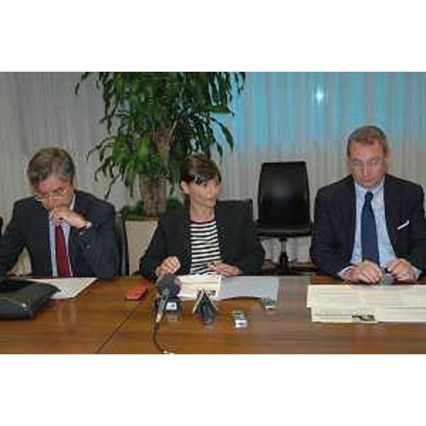 Debora Serracchiani (Presidente Friuli Venezia Giulia) tra gli assessori Bolzonello e Peroni, durante la conferenza stampa sul bilancio dei primi 100 giorni di attività della Giunta regionale. (Udine, 20/08/13) 