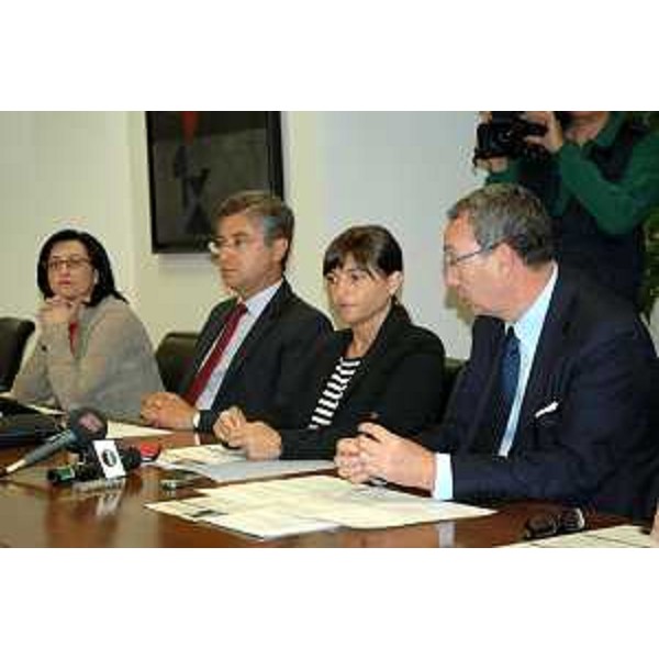 Sergio Bolzonello (Vicepresidente FVG e assessore regionale Attività produttive) insieme a Debora Serracchiani (Presidente Friuli Venezia Giulia) e agli assessori Peroni e Vito durante la conferenza stampa sul bilancio dei primi 100 giorni di attività della Giunta regionale. (Udine, 20/08/13)
