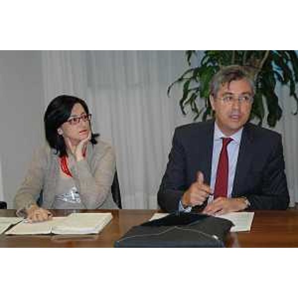 Francesco Peroni (assessore regionale Finanze) accanto a Sara Vito (assessore regionale all’Ambiente, Energia e Montagna) durante la conferenza stampa sul bilancio dei primi 100 giorni di attività della Giunta regionale. (Udine, 20/08/13)