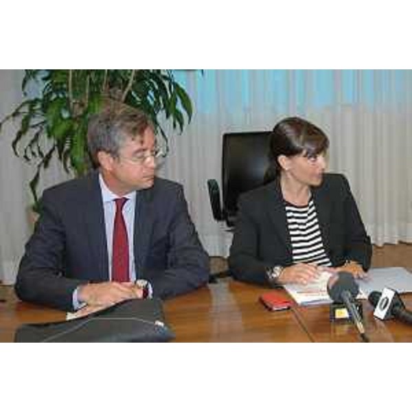 Francesco Peroni (assessore regionale Finanze) accanto a Debora Serracchiani (Presidente Friuli Venezia Giulia) durante la conferenza stampa sul bilancio dei primi 100 giorni di attività della Giunta regionale. (Udine, 20/08/13)