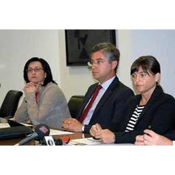 Sara Vito (assessore regionale all’Ambiente, Energia e Montagna) insieme a Francesco Peroni (assessore regionale Finanze) e Debora Serracchiani (Presidente Friuli Venezia Giulia) durante la conferenza stampa sul bilancio dei primi 100 giorni di attività della Giunta regionale. (Udine, 20/08/13)