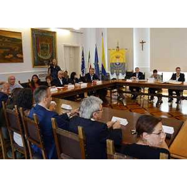 Debora Serracchiani (Presidente Friuli Venezia Giulia), tra Sergio Bolzonello (Vicepresidente FVG e assessore regionale Attività produttive) e Franco Tommasini (Sindaco Gradisca d'Isonzo), durante la riunione tra la Giunta regionale del FVG e la Giunta comunale di Gradisca, in Municipio. (Gradisca d'Isonzo 23/08/13)