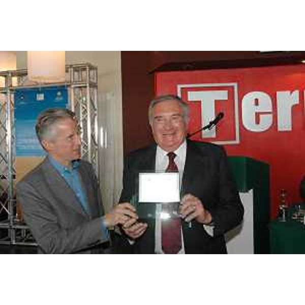 Riccardo Illy (Presidente Regione Friuli Venezia Giulia) premia, all'inaugurazione della stagione balneare 2007 a Lignano, Renzo Ardito (Presidente della Lignano Pineta s.p.a.) con un riconoscimento "alla carriera" di grande imprenditore. (Lignano 01/05/07)