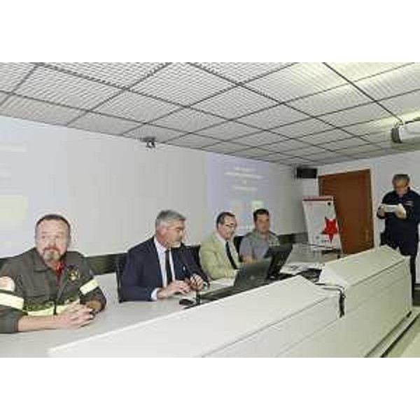 D.Minisini (Comandante provinciale Vigili del Fuoco Udine), P.Panontin (Assessore regionale Protezione civile), S.Bolzonello (Vicepresidente FVG e assessore regionale Risorse forestali), M.Pugnetti (CFR-Corpo Forestale Regionale) e G.Berlasso (Direttore Protezione civile FVG) durante la conferenza stampa sull'emergenza incendi boschivi in FVG, nella Sede della Protezione civile. (Palmanova 28/08/13)