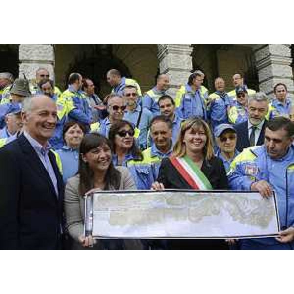 Franco Gabrielli (Prefetto e capo Dipartimento Protezione civile nazionale), Debora Serracchiani (Presidente Friuli Venezia Giulia) e Isabella De Monte (Sindaco Pontebba) alla celebrazione del decennale dell'alluvione della Valcanale. (Pontebba 29/08/13)