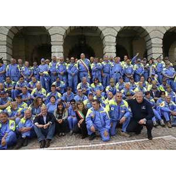 Franco Gabrielli (Prefetto e capo Dipartimento Protezione civile nazionale), Debora Serracchiani (Presidente Friuli Venezia Giulia), Isabella De Monte (Sindaco Pontebba) e Guglielmo Berlasso (Direttore Protezione civile FVG) tra i volontari di Protezione civile alla celebrazione del decennale dell'alluvione della Valcanale. (Pontebba 29/08/13)