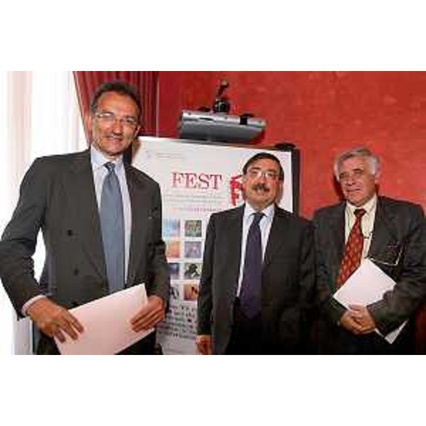 Vittorio Bo (Direttore Fest), Fabio Mussi (Ministro Universita' e Ricerca) e Stefano Fantoni (Presidente Fest) alla presentazione di FEST - Fiera dell'Editoria Scientifica che si svolgerà a Trieste dal 17 al 20 maggio 2007. (Roma 02/05/07)